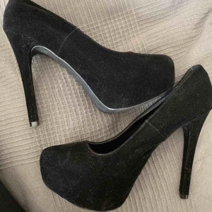  - Hej säljer mina klackar i sammet material, knappt använda men har fått en liten defekt på ena klacken. 