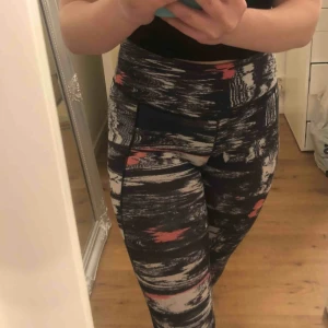  - Säljer Träningsbyxor från Hm!  Mycket använda men funkar fortfarande bra!! 