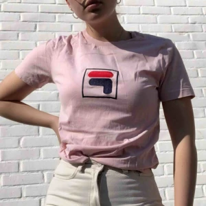  - Rosa fila t-skirt i storlek XS men passar även S bra. Köpte den för ett år sedan för ca 300 kr men inte fått så stor användning av tröjan, därpå väldigt bra skick. Kan mötas upp i Malmö eller frakta mot fraktkostnad