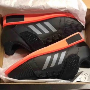  - Shoes ADIDAS power perfect 3. Unisex. Finns i 39,5 och 40  Färg: Black/Corall Ny pris: 1299