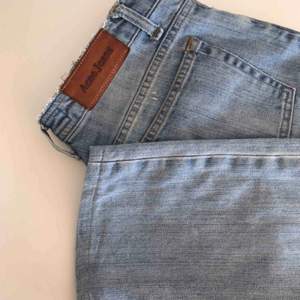 Urballa ljusblå tvättade jeans från Acne. Säljer pga fel storlek. Mer som s mot xs än angivet. Lite lägre i midjan och långa i benen. Bra skick! Nypris: 2000kr. Högst bud vinner! Frakt tillkommer.