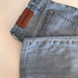  - Urballa ljusblå tvättade jeans från Acne. Säljer pga fel storlek. Mer som s mot xs än angivet. Lite lägre i midjan och långa i benen. Bra skick! Nypris: 2000kr. Högst bud vinner! Frakt tillkommer.