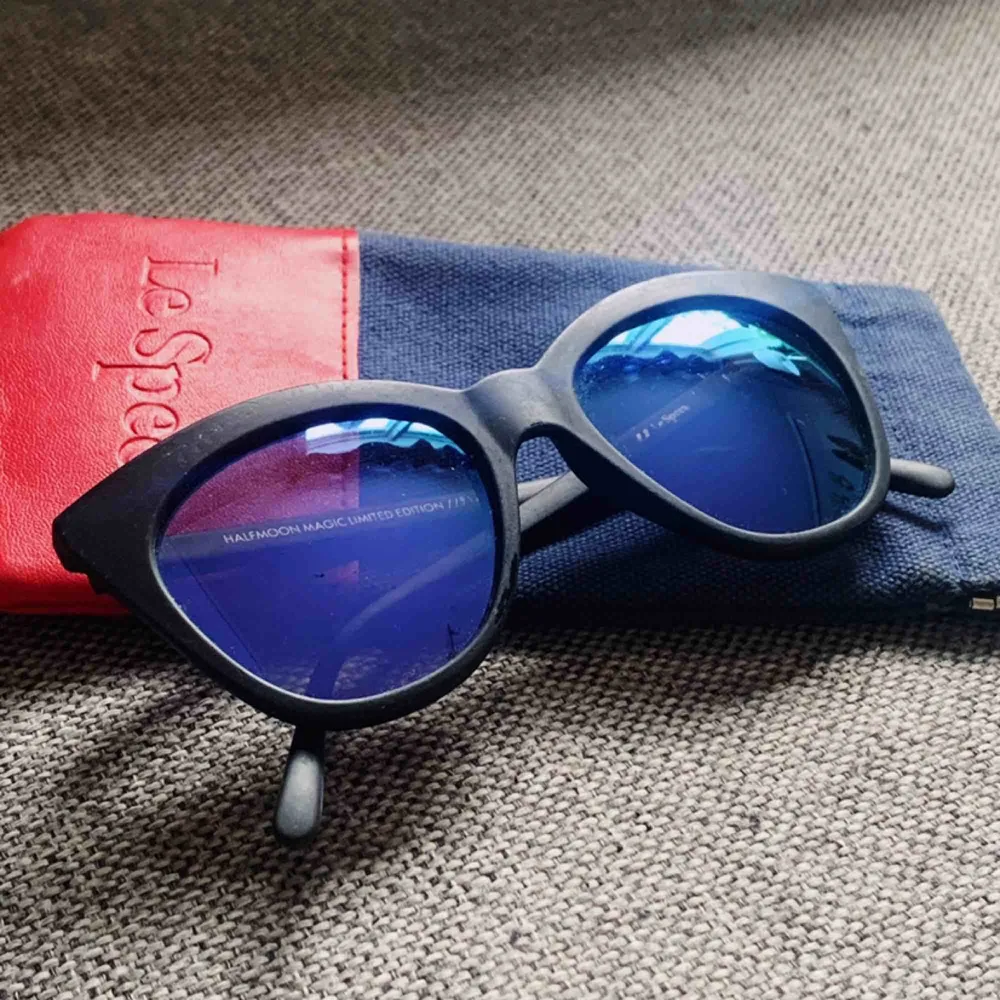 Knappt använda solbrillor från Le Specs  Perfekta till sommaren och modellen heter:  Halfmoon magic limiterad edition   50 kr i tillkommande frakt! . Accessoarer.