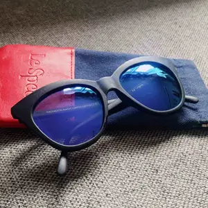 Knappt använda solbrillor från Le Specs  Perfekta till sommaren och modellen heter:  Halfmoon magic limiterad edition   50 kr i tillkommande frakt! 