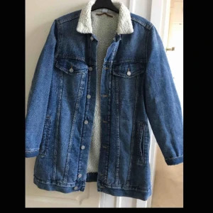  - En fin OANVÄND”denim /jeans ” jacka, fodrat💕 skickat fler bilder vid intresse💓🌷passar en 38/40men kan vara oversized for en 36 💞