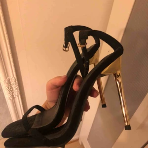  - Boohoo klackar med guld klack