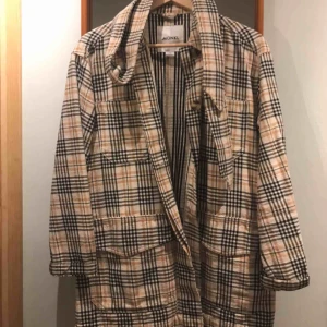  - Fin jacka med tillhörande skärp i storlek XS. Använd endast ett fåtal gånger så väldigt bra skick! 