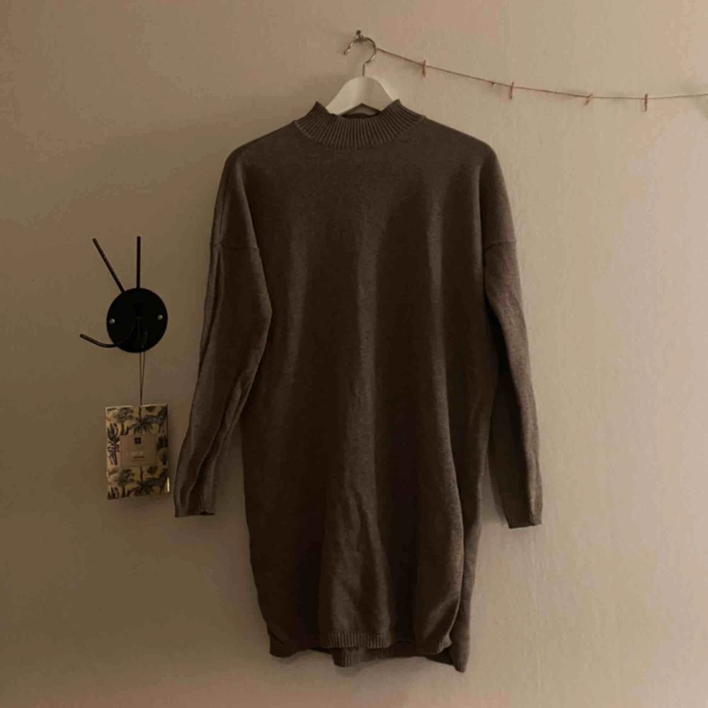 En mörkare beige/brun stickad tröja från Cubus, jättefin! Säljer för att den inte kommer till användning. Köparen står även för frakt!:). Toppar.
