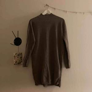 En mörkare beige/brun stickad tröja från Cubus, jättefin! Säljer för att den inte kommer till användning. Köparen står även för frakt!:)