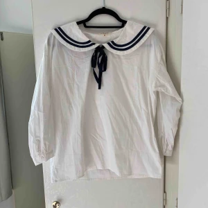  - Sjömannaskjorta. Aldrig använd. Vid frakt står köparen för fraktkostnaden.