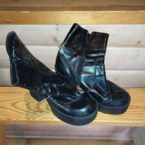 Slutna men koola Bratz - platå - Svart, fake läder, slitna strl 41. Över 10 cm platå! Stängs med dragkedja på sidorna.