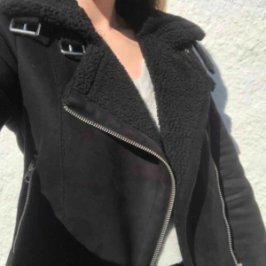 - Bikerjacka från Zara med teddyfoder i storlek S! Frakt 79kr. 