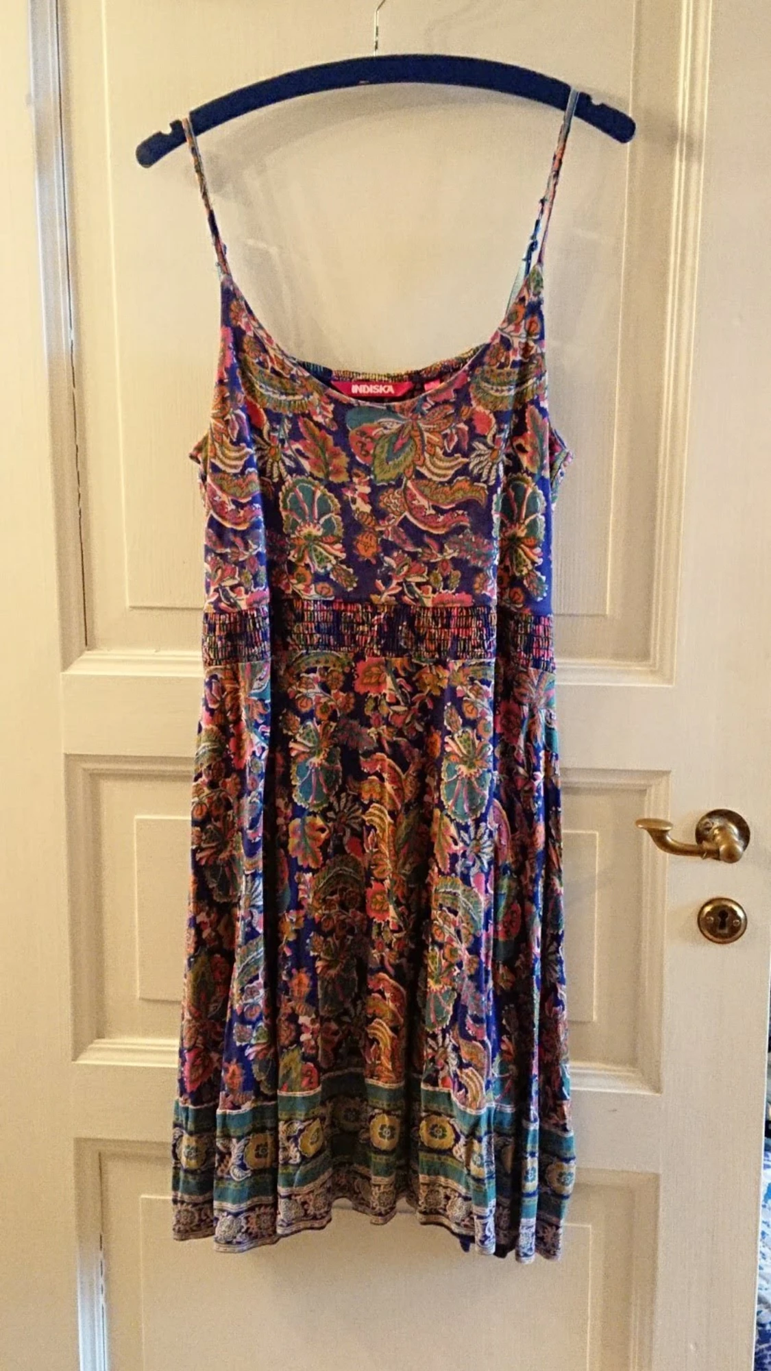 Blommig flerfärgad klänning