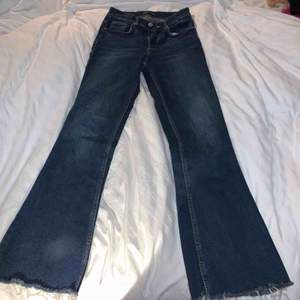 Snygga bekväma jeans från zara. Dom har en snygg blå färg och är lite utsvängda vid benen och har även coola slitningar. Kan mötas upp i Stockholm eller posta frakt kostar 75 kr.