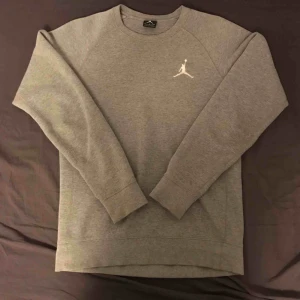  - Jordan Jumpman Sweatshirt Condition 8/10 (litet märke på höger arm) Passar S och M. Pris kan diskuteras vid snabb affär.
