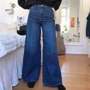  - Högmidjade vida jeans från Topshop. Använda mindre än fem gånger - nyskick. Nypris 750 kr. Strl 26 men passar nog 25-27 beroende på hur man vill ha de. Startpris 250 kr, buda :) Köpare står för frakt :)