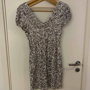 Paljettklänning  - Begagnad paljettklänning med bra stretch. Finns ett inre tyg som man kan se på bild 3. Använd ett flertal gånger.