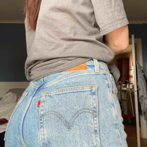  - Levis jeans i modellen ribcage straight, storlek W28 L27