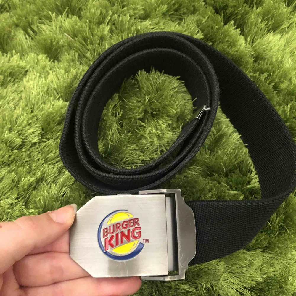 Fränt Burger king bälte som går att tas loss från själva bältet ifall man vill ha ett annat! . Accessoarer.