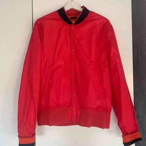  - ACNE STUDIOS MILLS FACE SHOCK PINK  Vändbar bomber/baseball-jacka. Knäppningsgrejen är borta på tredje knappen nedifrån (se bild). Syns dock inte när övriga knappar är knäppta. 