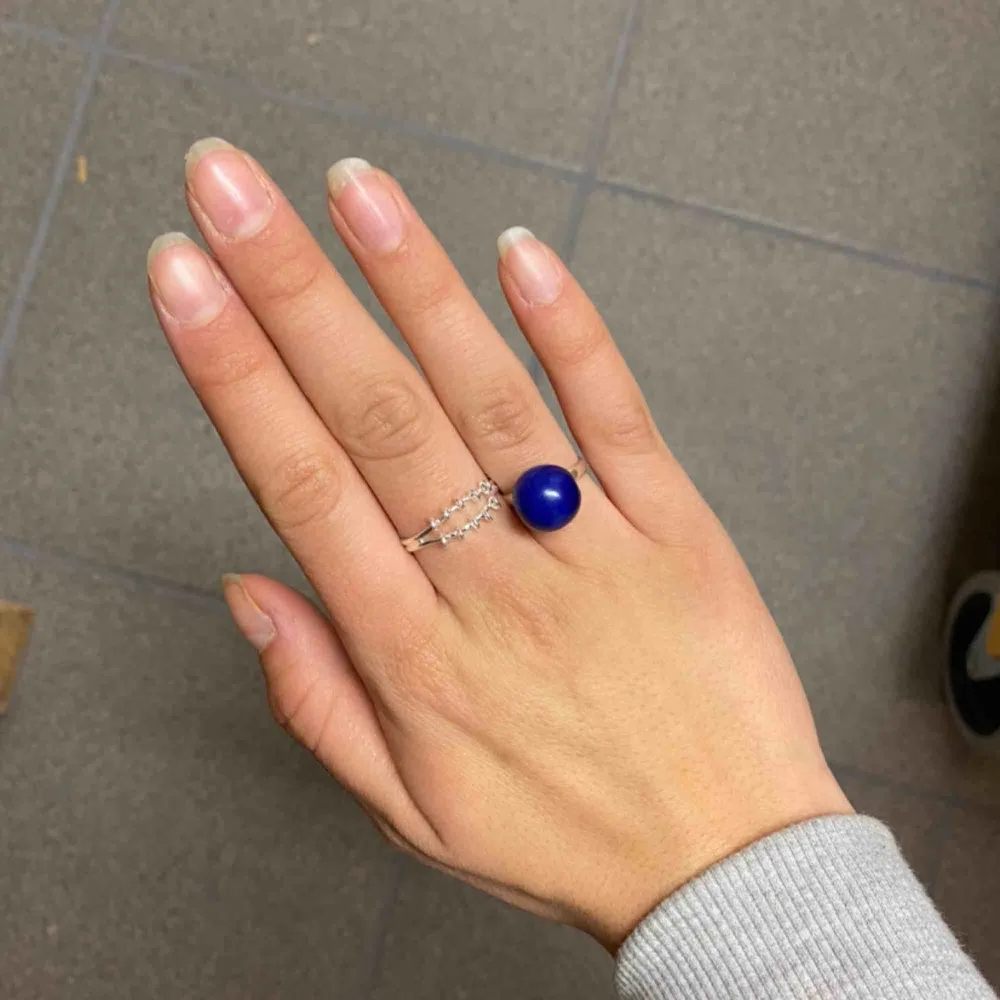 Handgjord silvrig ring med blå pärla på!. Accessoarer.