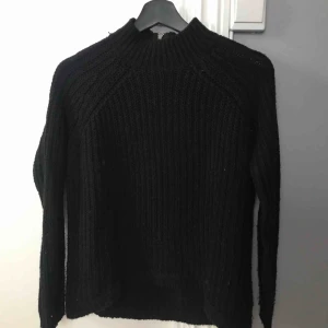  - As skön och fin stickad tröja, hög i halsen och dragkedja bak! Köpare står för frakt
