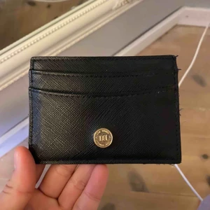  - Säljer detta kortfodral från Don Donna. Använt men fortfarande i bra skick med några små trådar som sticker ut på sidorna (se bilderna) 💙 betalsätt: swish (frakt tillkommer) 