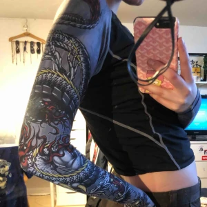  - SKIT COOL långärmad tröja, frakt 42kr. Tröjan är i stretch vilket är nice, inte magtröja💙💙