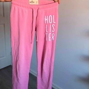  - Ljusrosa Hollister byxor i tajt modell, lite lösare nertill. Jag har växt ur dem därför säljs de. Väl använda men forfarande i bra skick🥰