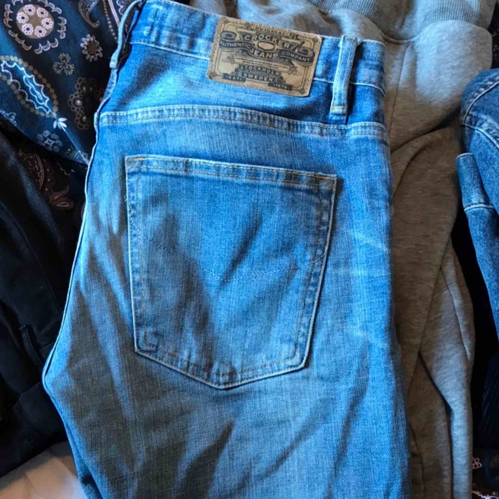 Ljusblåa slimfit crocker jeans från JC. De är något uppsydda så att längden är nånstans mellan 31 och 32. Hyfsat skick för att vara använda  Köpare står för frakt :). Jeans & Byxor.