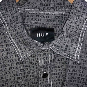  - HUF skjorta med texten FUCK IT , bra skick, skulle säga att storleken är som en M. Shippar från Danmark till Sverige - shipping ingår 