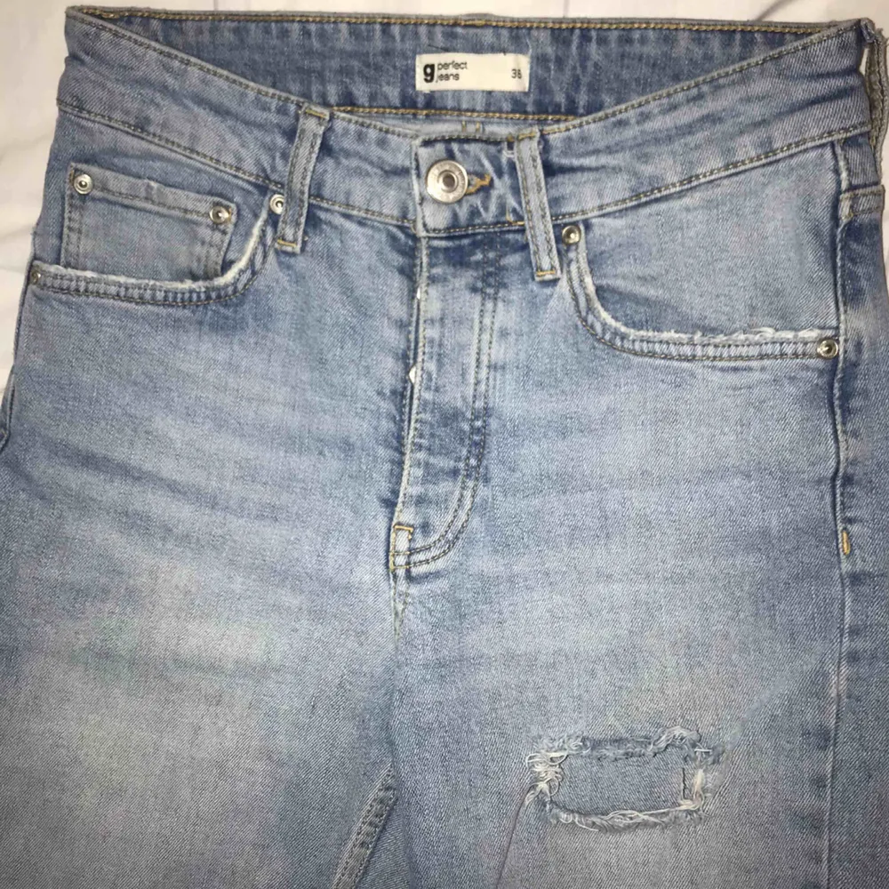 jeans från gina tricot i storlek 36 köparen står för frakten🥰. Jeans & Byxor.