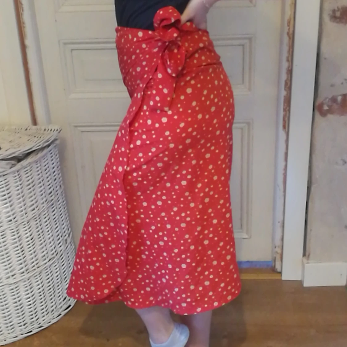 Vit blommig röd omlottkjol