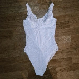 Vit spetsbody - Så dreamy spetsbody 🕊️ tyvärr lite stor i bysten för mig, skulle säga att den är storlek XS-S med typ B-C kupa. Skriv om du har frågor eller vill ha mått! Fint skick! ♡