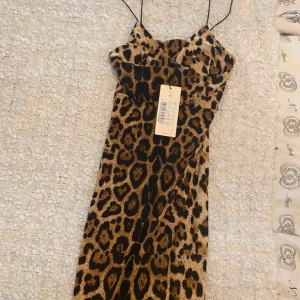  - Jättefin leopard klänning i tunt material. Figurnära och töjbar. Aldrig använd, endast testad med prislapp kvar. 