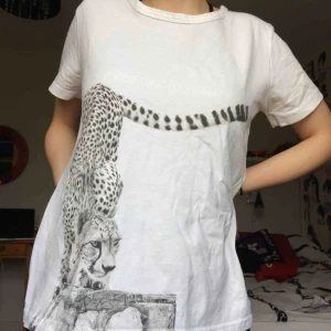  - Oanvänd vid t-shirt med jeopard på