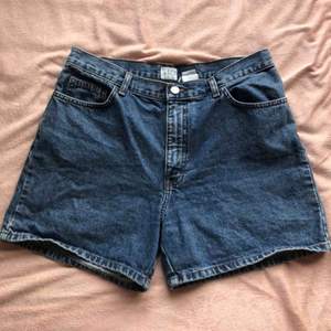 Blåa Calvin Klein shorts perfekt till sommaren! Skulle passa en L/M men även en S eller mindre med ett bälte så sitter dom snyggt oversize😍