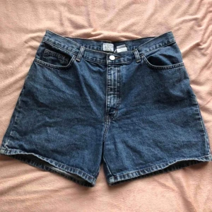  - Blåa Calvin Klein shorts perfekt till sommaren! Skulle passa en L/M men även en S eller mindre med ett bälte så sitter dom snyggt oversize😍