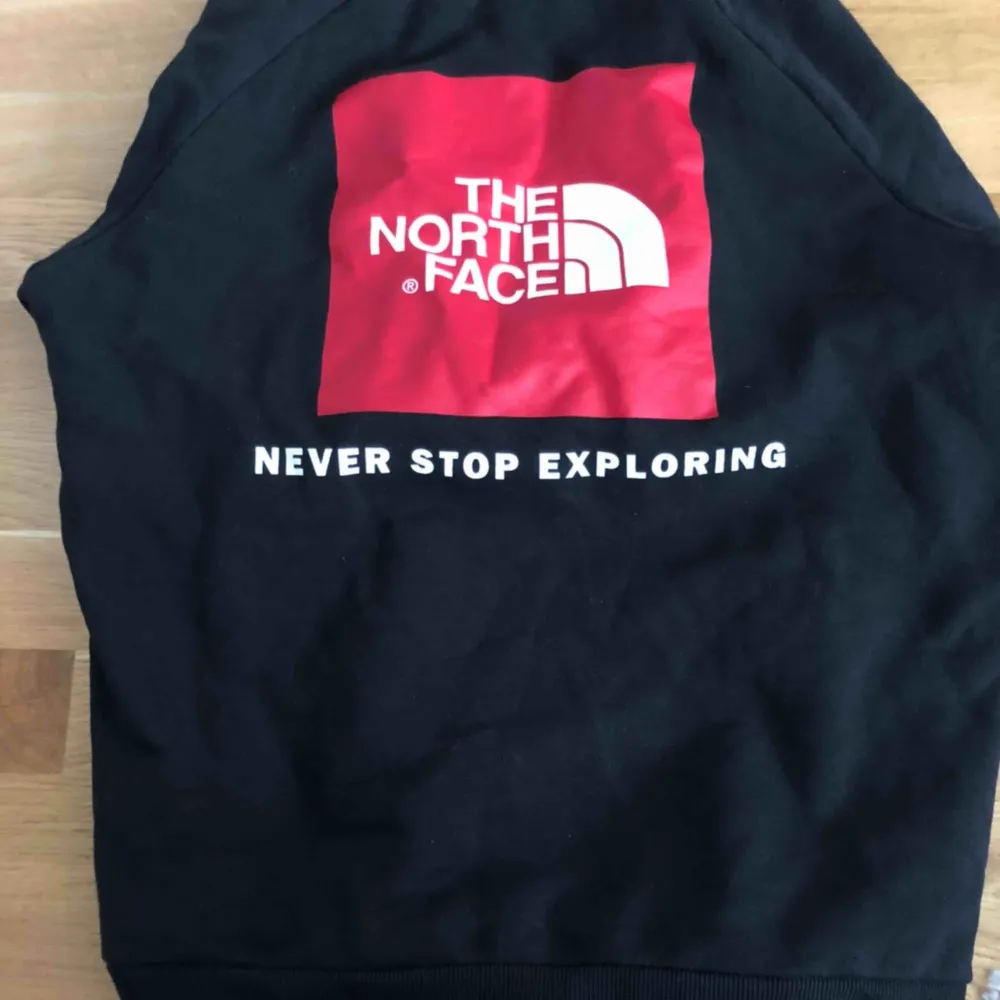 Säljer North Face tröja då jag inte va riktigt nöjd med storleken, princip som ny. . Hoodies.