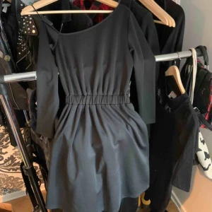  - Osymmetrisk klänning från H&M, storlek 34, köparen står för frakten