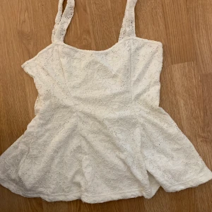 Spetstopp - Dålig bild men väldigt fin på, figursydd, ”inte lika ”bred” när man sätter på den. Använd en gång. Storlek M. Köpt för 400kr