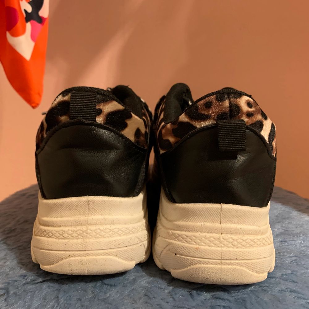 Säljer mina sneakers från Bohoo, de är flitigt använda men mycket bra skick. Priset går att diskuteras vid snabb affär, skriv i chatten för fler bilder! 💕💖 köparen står för frakt!. Skor.