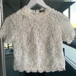 Vit spets topp - Vit topp i spets från Zara. Använd ett få tal gånger. Köparen står för frakten 🌸