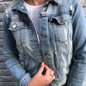 Jeans jacka med slitningar från zara då den tyvärr inte kommer till användning. Använd få gånger, som ny. Nypris 499, säljer för 200, frakt ingår ej🦋
