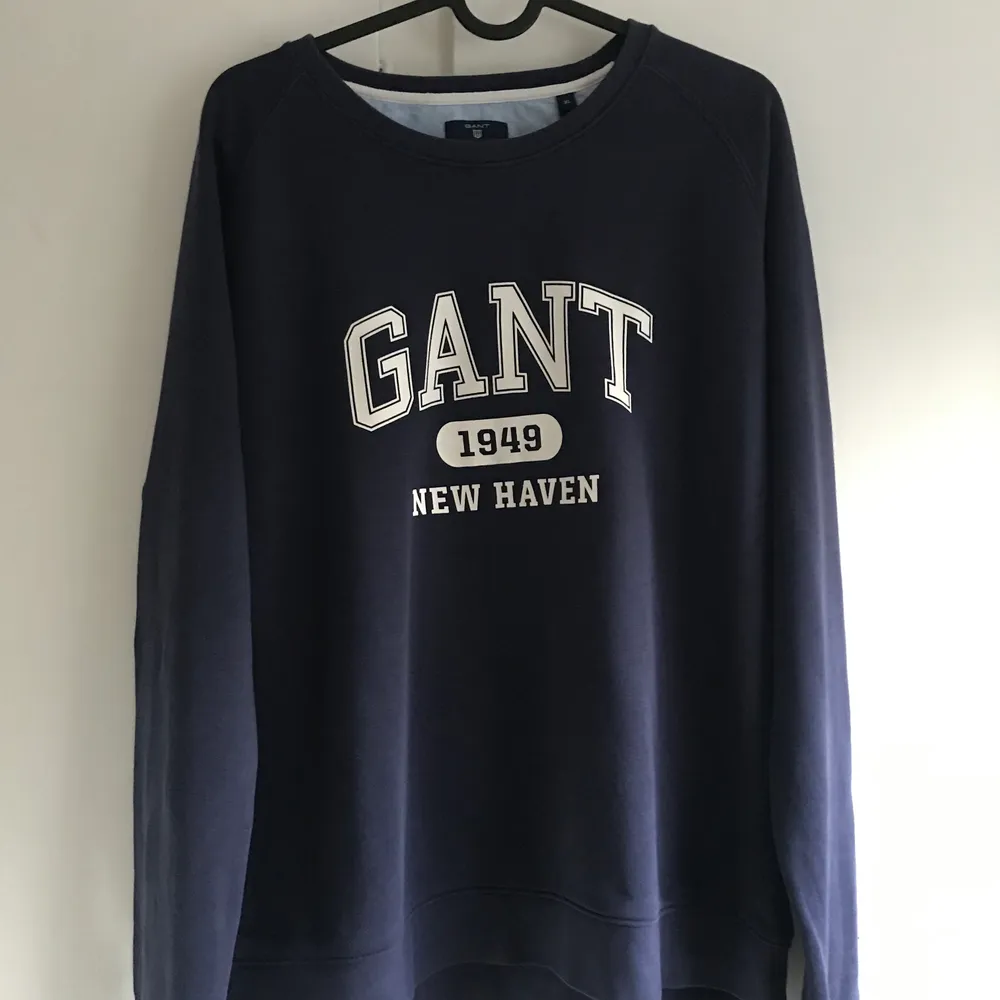 Mörkblå Gant tröja, knappt använd och i bra skick.. Tröjor & Koftor.