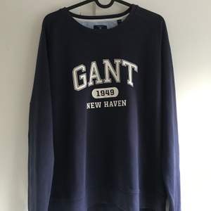 Mörkblå Gant tröja, knappt använd och i bra skick.