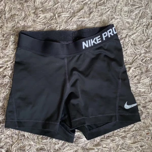 Träningsshorts - Shorts från nike i storlek xs