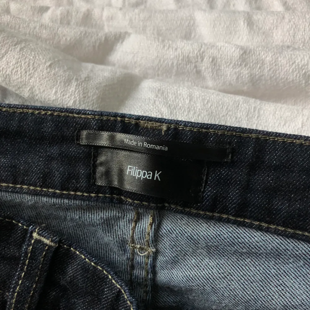 filippa k jeans med trendig lower-mid waist. jag är 170. Jeans & Byxor.