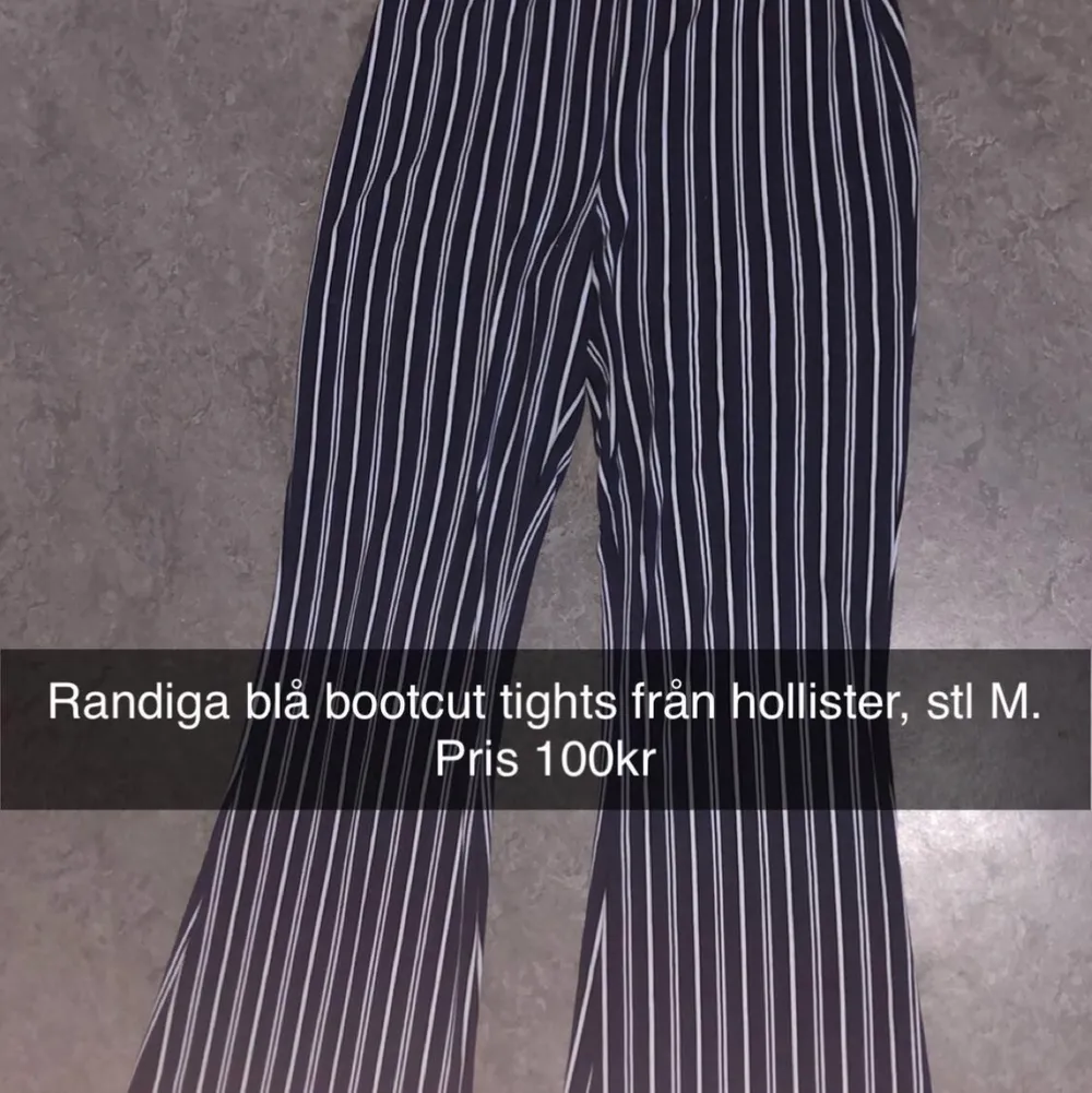 Mörkblå randiga bootcut byxor från hollister, knappt använda. Som nya kan frakta eller mötas upp i Västerås. 100kr. Jeans & Byxor.