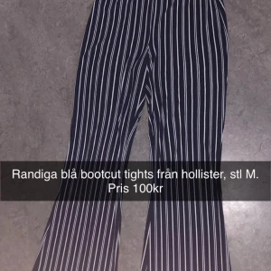 Randiga bootcut pants  - Mörkblå randiga bootcut byxor från hollister, knappt använda. Som nya kan frakta eller mötas upp i Västerås. 100kr